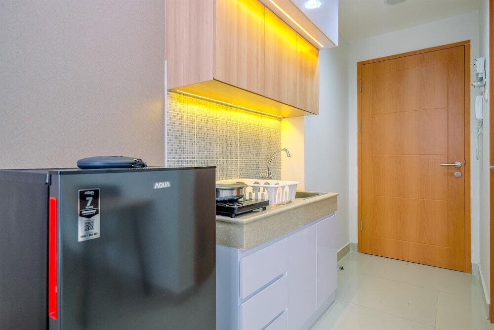 Депок: Minimalist Studio Room At Evenciio Margonda Apartment