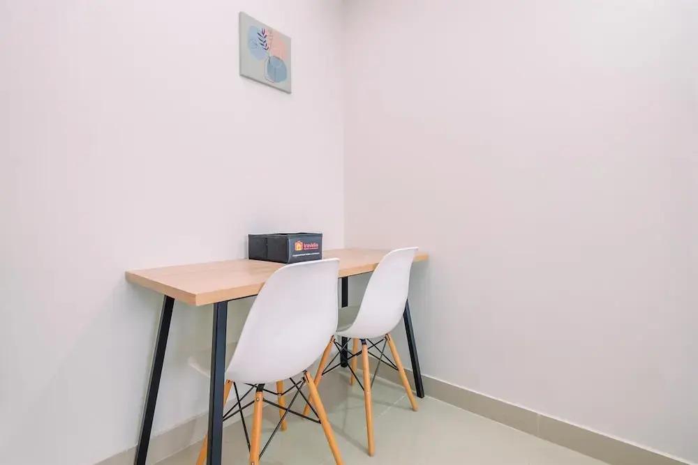 Депок: Minimalist Studio Room At Evenciio Margonda Apartment