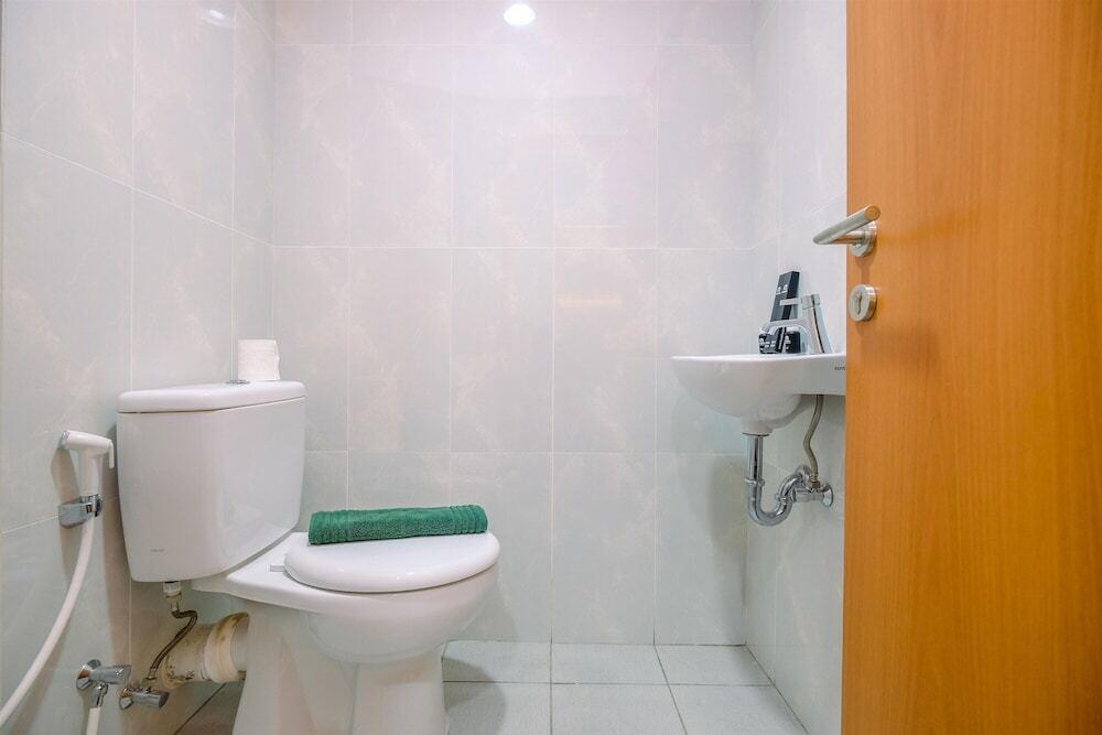 Депок: Minimalist Studio Room At Evenciio Margonda Apartment