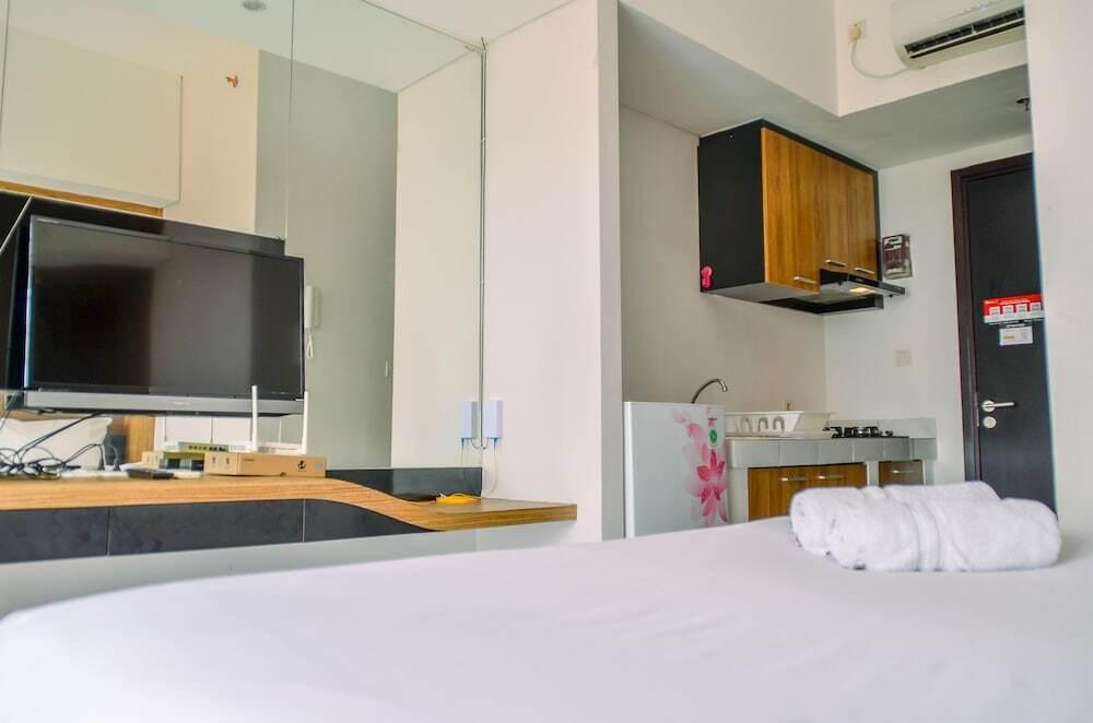 Compact and Modern Studio Room at Casa De Parco Apartment — фото 6