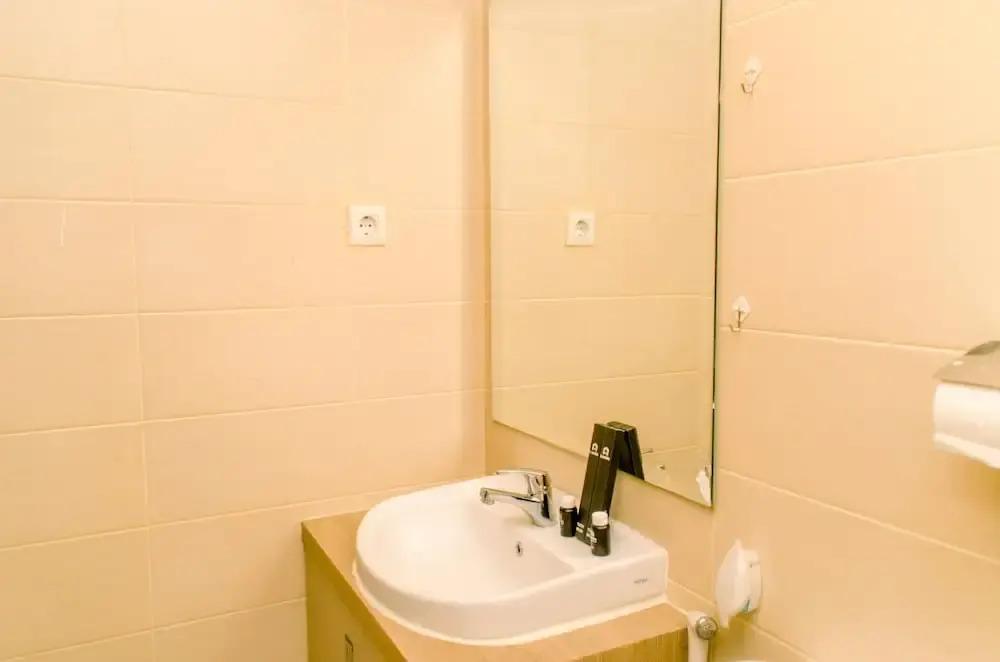 Legok: Comfy Studio At Saveria Bsd City Apartment