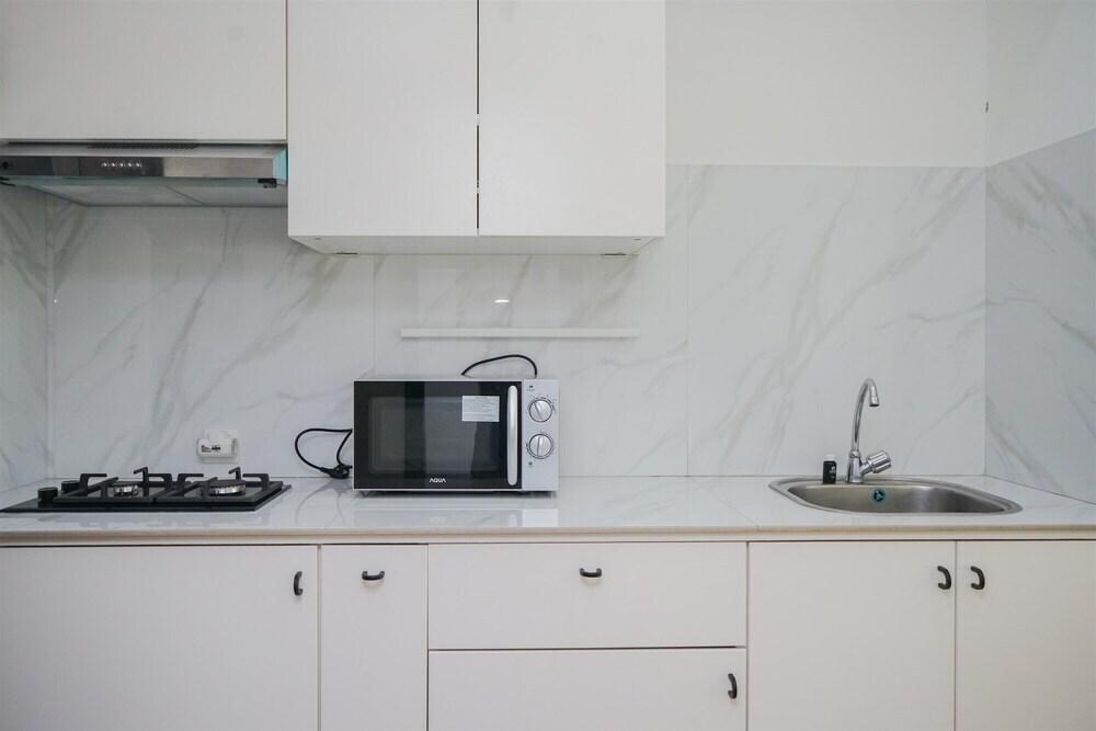 Legok: Fancy And Nice Studio Room At Casa De Parco Apartment