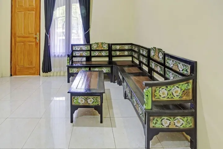 Бату: OYO 90737 Losmen Aini Syariah