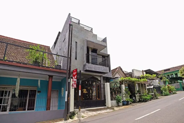 Бату: OYO 90737 Losmen Aini Syariah