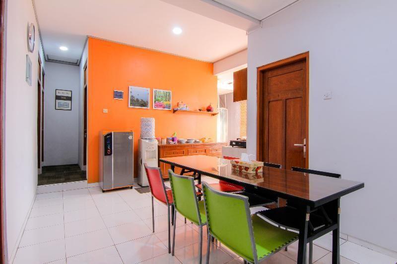 Депок: Embe Enem Homestay by ZUZU