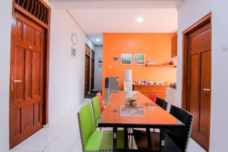 Депок: Embe Enem Homestay by ZUZU