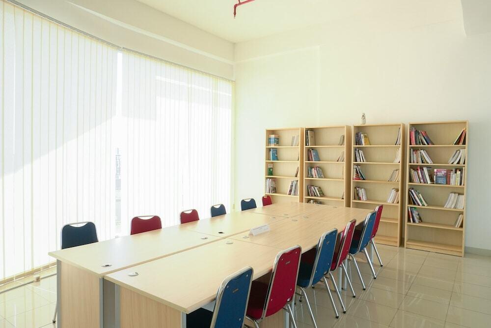 Депок: Strategic Studio Room Park View Condominium Apartment