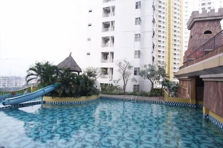 Modern Studio Room at Grand Serpong Apartment By Travelio — фото 1