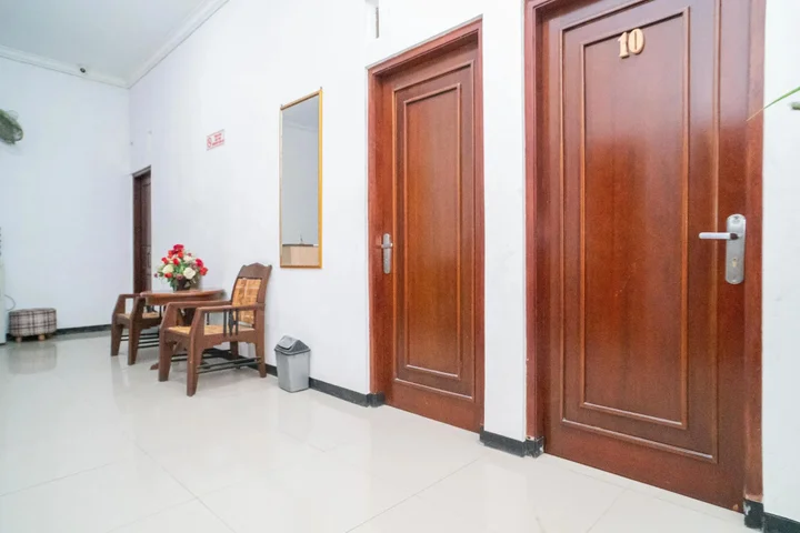 Суракарта: RedDoorz near Matahari Singosaren Solo
