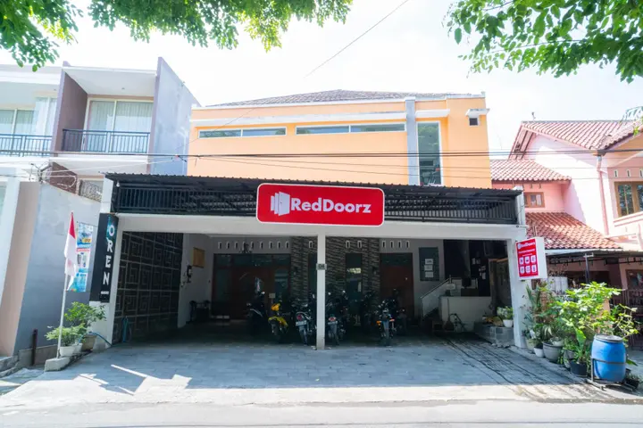 Суракарта: RedDoorz near Matahari Singosaren Solo