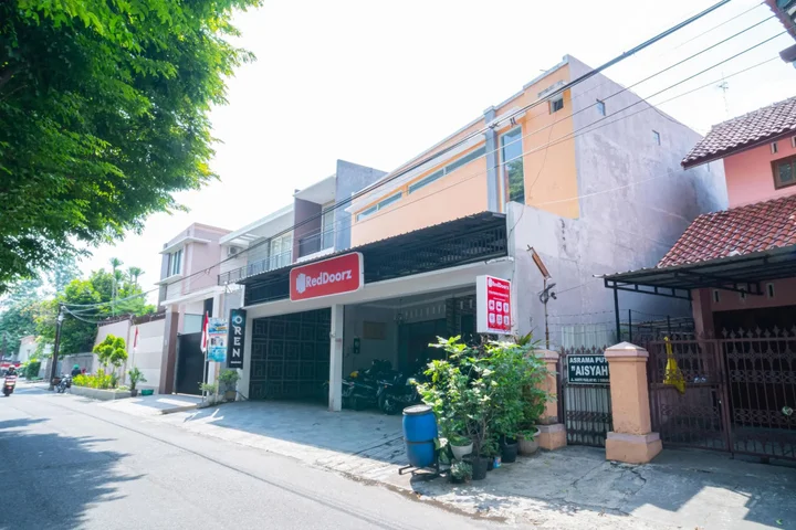 Суракарта: RedDoorz near Matahari Singosaren Solo