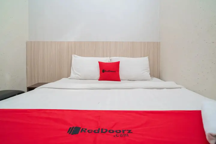 Суракарта: RedDoorz near Matahari Singosaren Solo