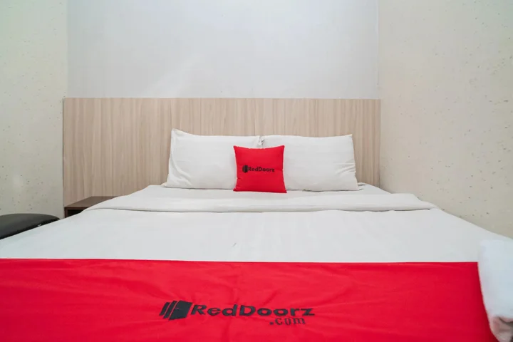 Суракарта: RedDoorz near Matahari Singosaren Solo