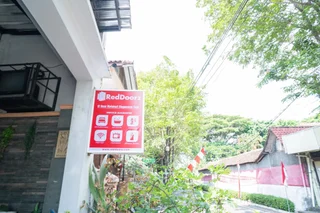 Суракарта: RedDoorz near Matahari Singosaren Solo
