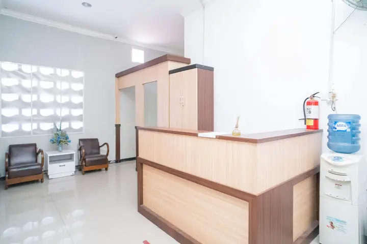 Суракарта: RedDoorz near Matahari Singosaren Solo