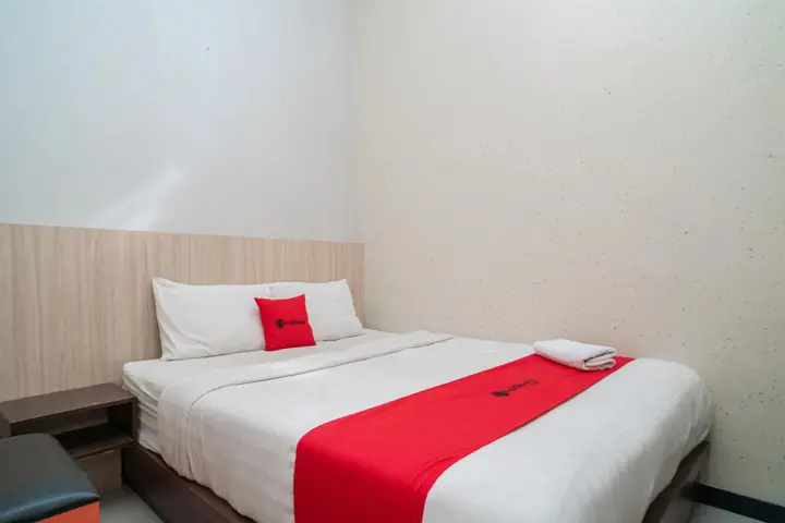 Суракарта: RedDoorz near Matahari Singosaren Solo