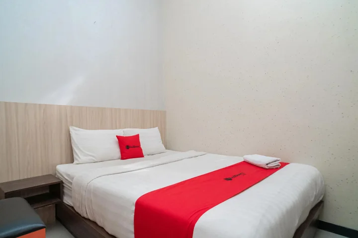 Суракарта: RedDoorz near Matahari Singosaren Solo
