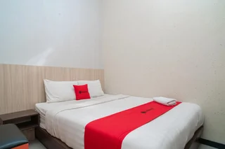 Суракарта: RedDoorz near Matahari Singosaren Solo