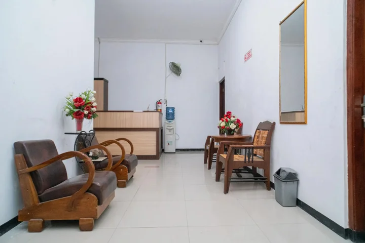 Суракарта: RedDoorz near Matahari Singosaren Solo