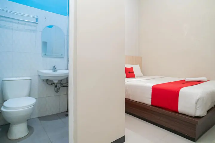 Суракарта: RedDoorz near Matahari Singosaren Solo