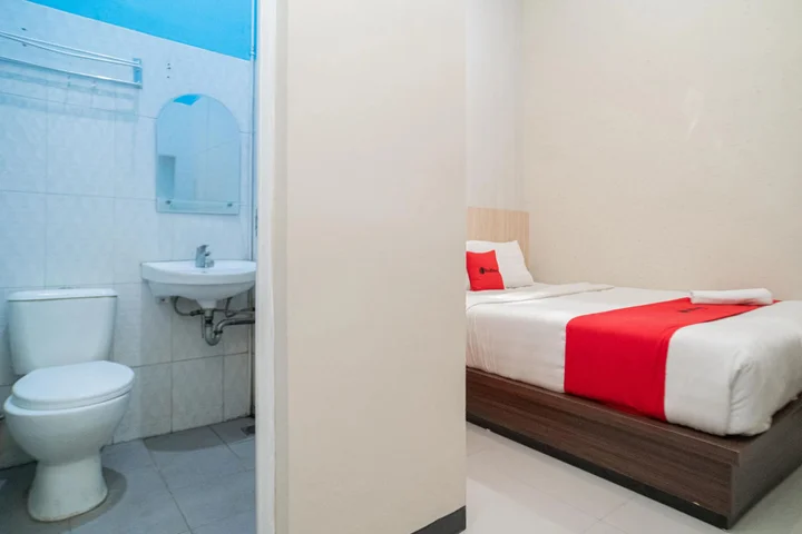 Суракарта: RedDoorz near Matahari Singosaren Solo
