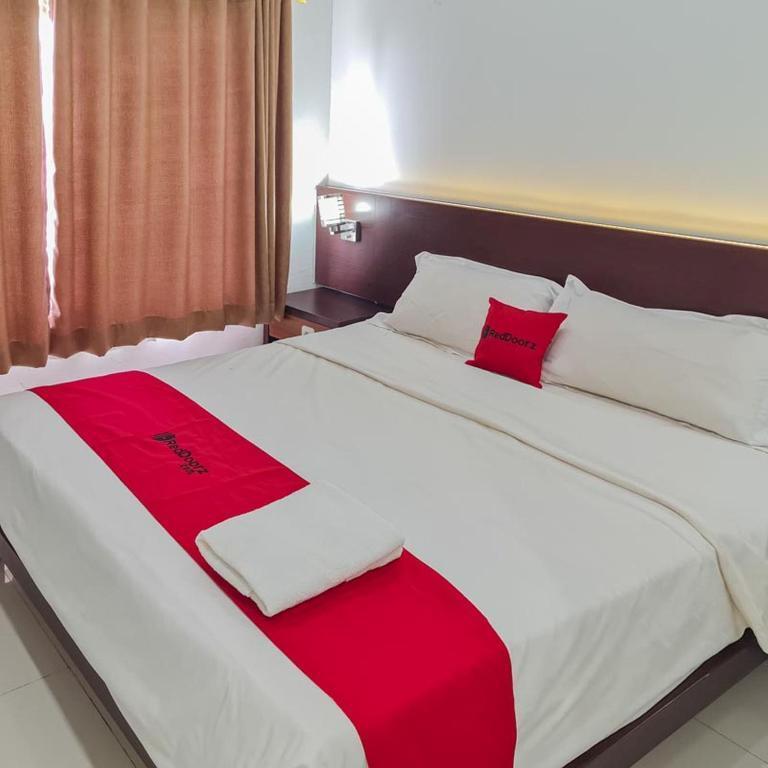 RedDoorz Plus at Hotel Royal Palangka Raya — фото 1