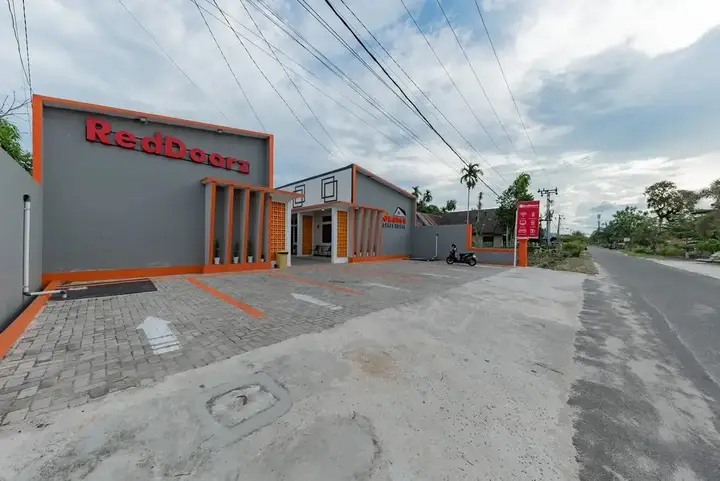 RedDoorz Plus @ Orange Diponogoro Palangkaraya — фото 1
