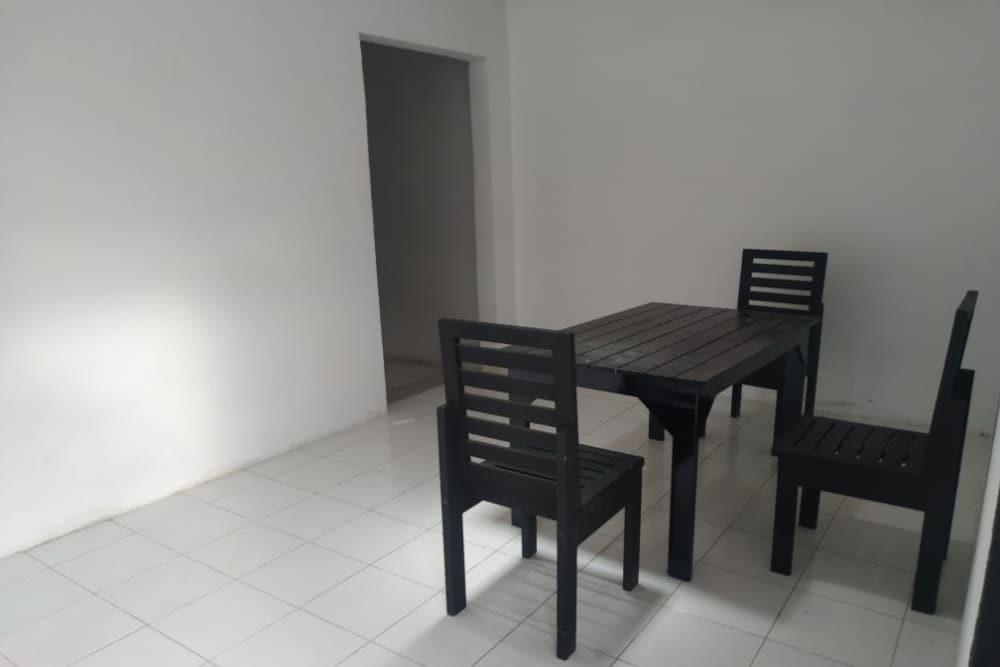 Палу: OYO 90699 Yellow White Guesthouse Palu