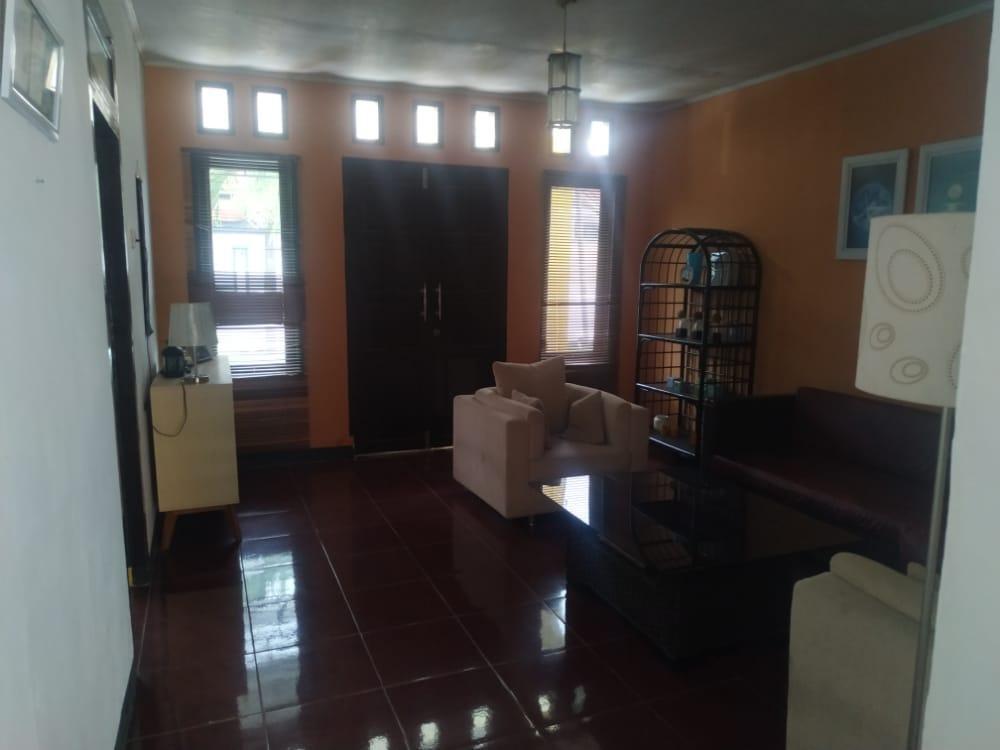 Палу: OYO 90699 Yellow White Guesthouse Palu