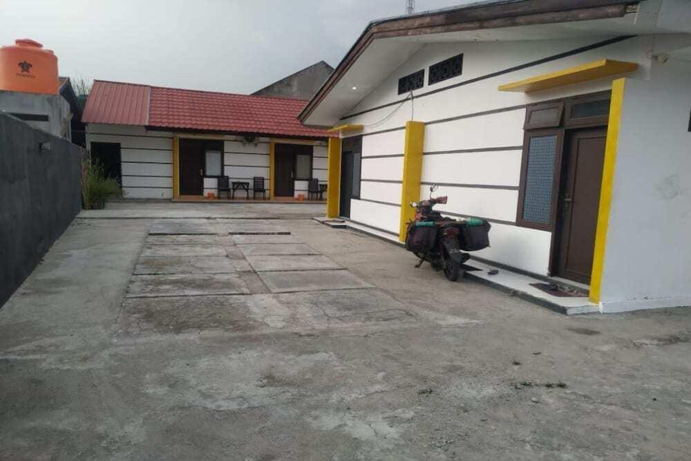 Палу: OYO 90699 Yellow White Guesthouse Palu