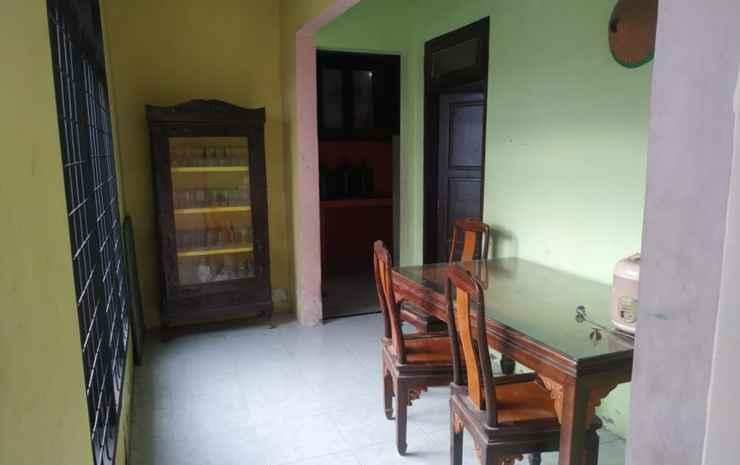 Палу: OYO 90699 Yellow White Guesthouse Palu