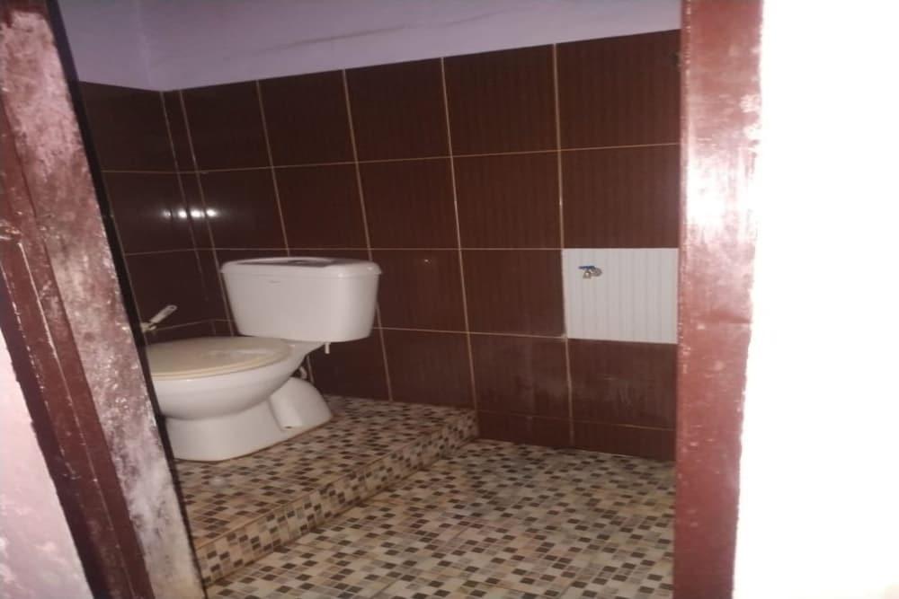 Палу: OYO 90699 Yellow White Guesthouse Palu