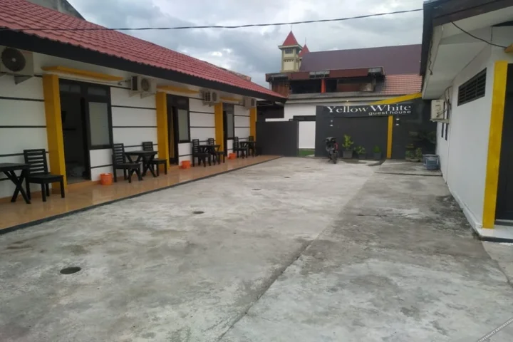 Палу: OYO 90699 Yellow White Guesthouse Palu