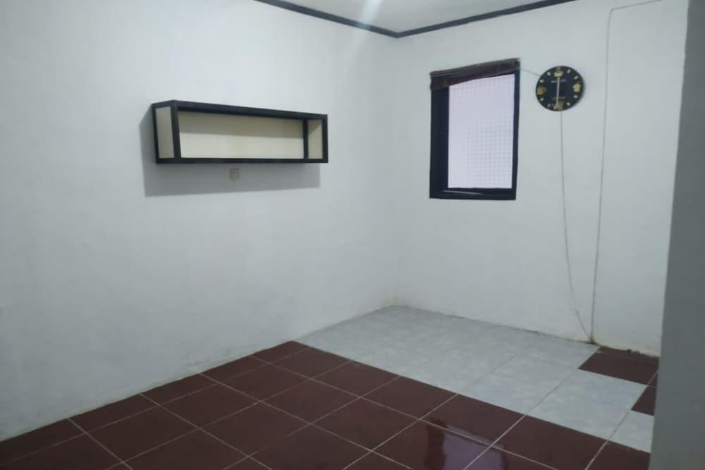 Палу: OYO 90699 Yellow White Guesthouse Palu