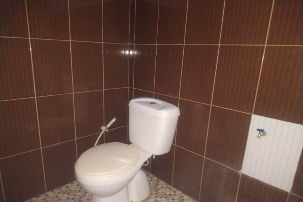 Палу: OYO 90699 Yellow White Guesthouse Palu