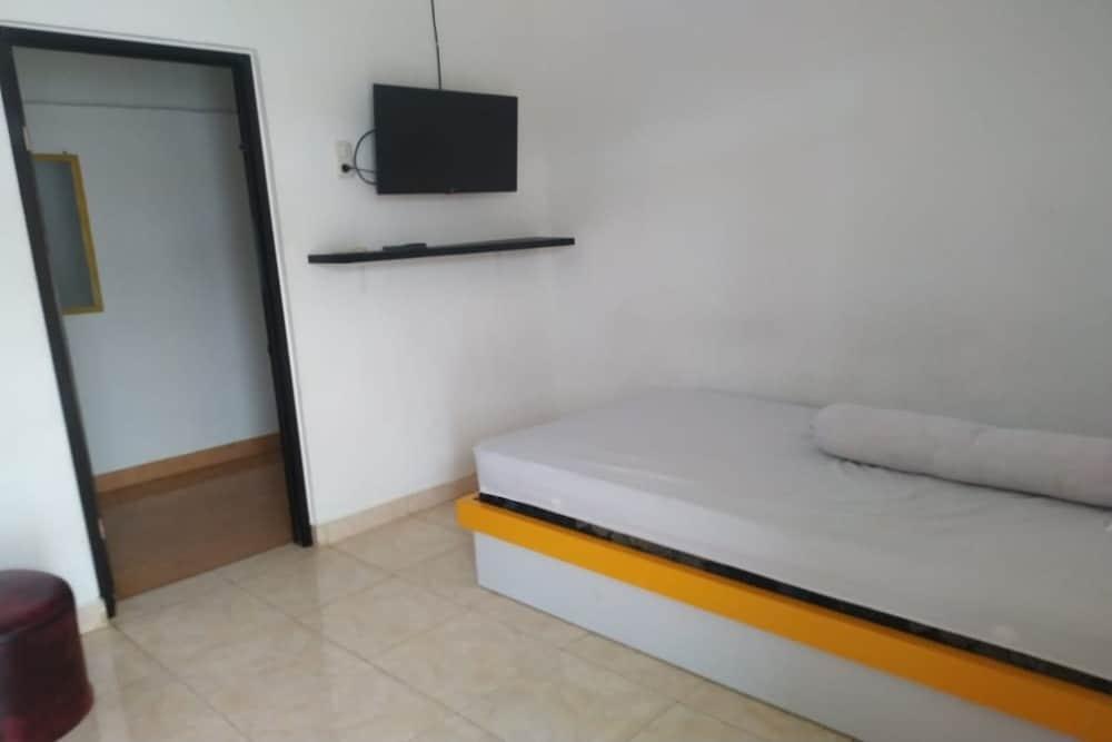 Палу: OYO 90699 Yellow White Guesthouse Palu
