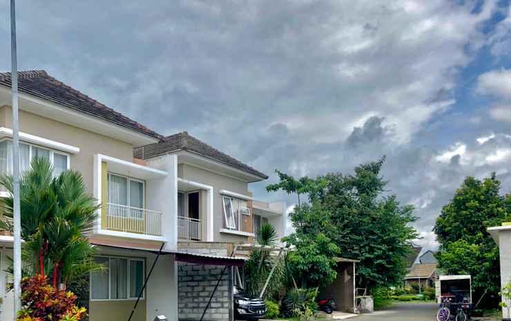 Gerbera 4BR Villa Springhill Garden Malang — фото 1