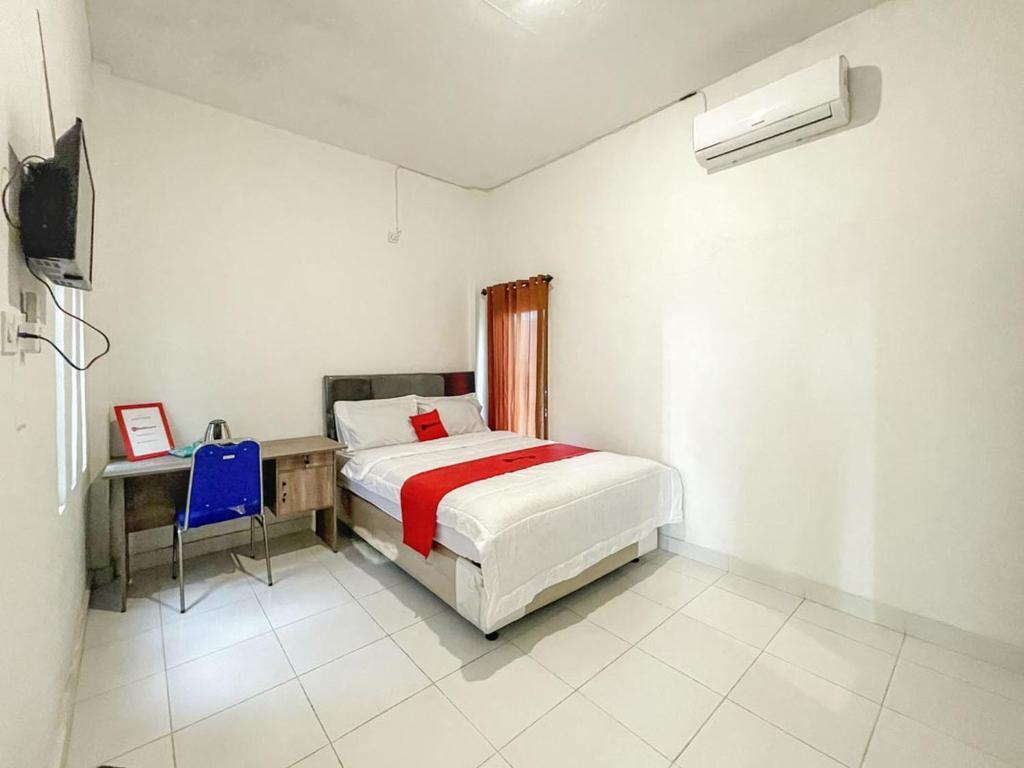 RedDoorz near Siloam Hospital Mataram — фото 1