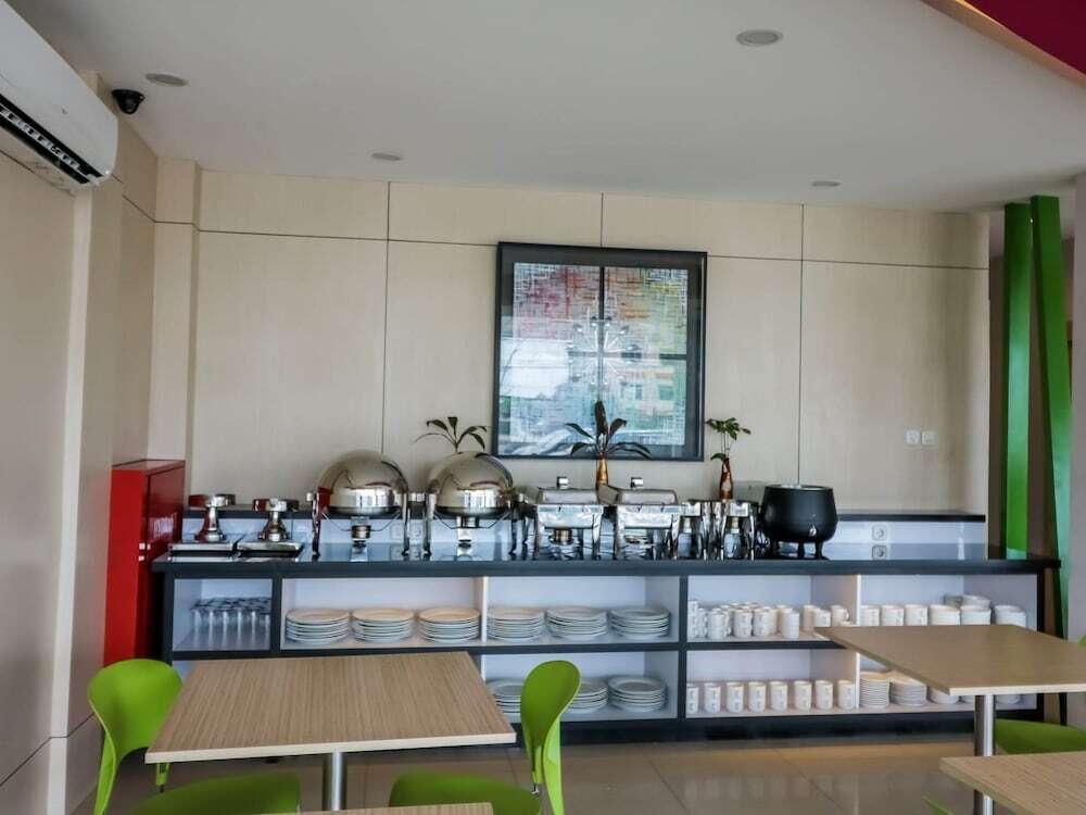 Пеканбару: Nida Rooms Tampan Universitas Riau Hr Subrantas At Mona Plaza Hotel