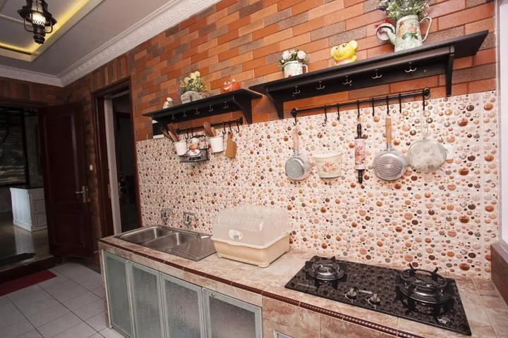 Маланг: Huis Van Gustafine Floor 1