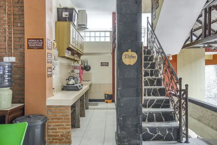 Депок: KoolKost Female Syariah near UGM 2