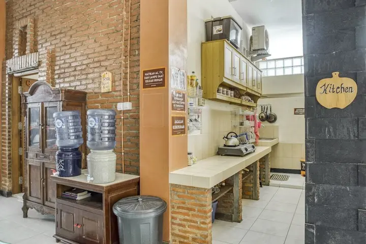 Депок: KoolKost Female Syariah near UGM 2