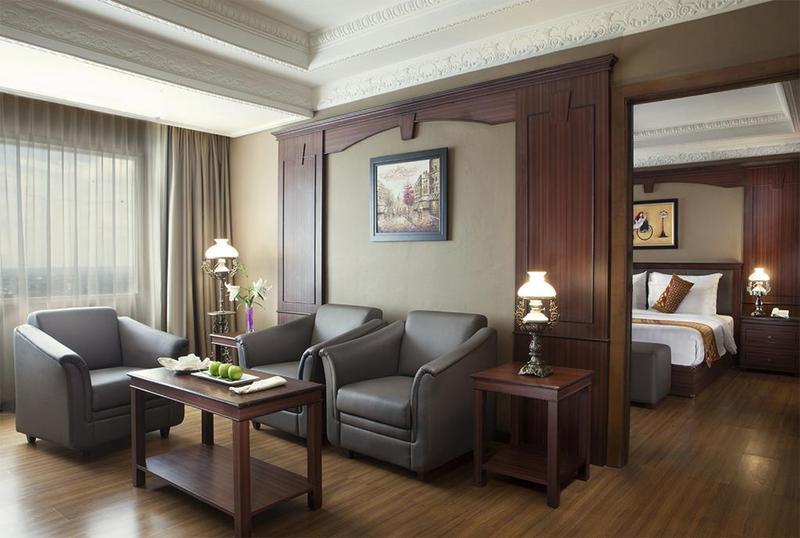 Батуретно: The Rich Studio