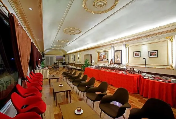 Батуретно: The Rich Studio