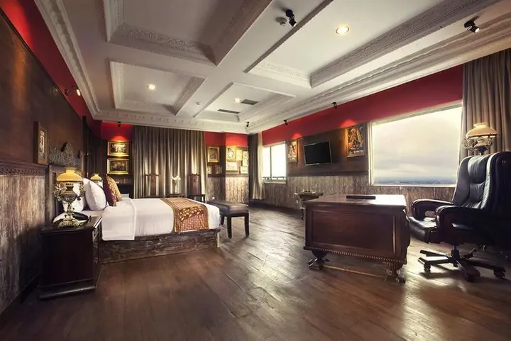 Батуретно: The Rich Studio