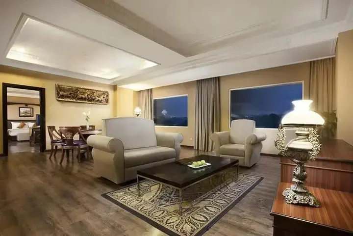 Батуретно: The Rich Studio
