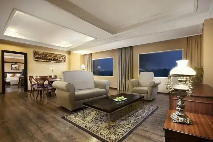 Батуретно: The Rich Studio