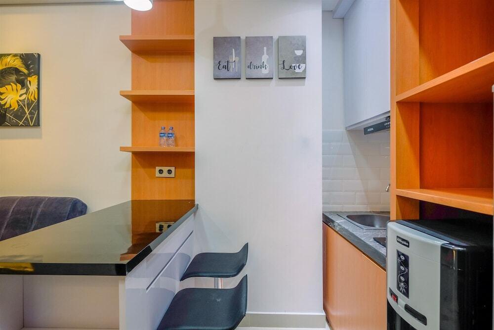 Депок: Stylish And Comfy 2Br At Transpark Cibubur Apartment