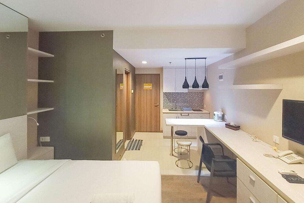 Депок: Elegant And Cozy Studio Student Park Apartment