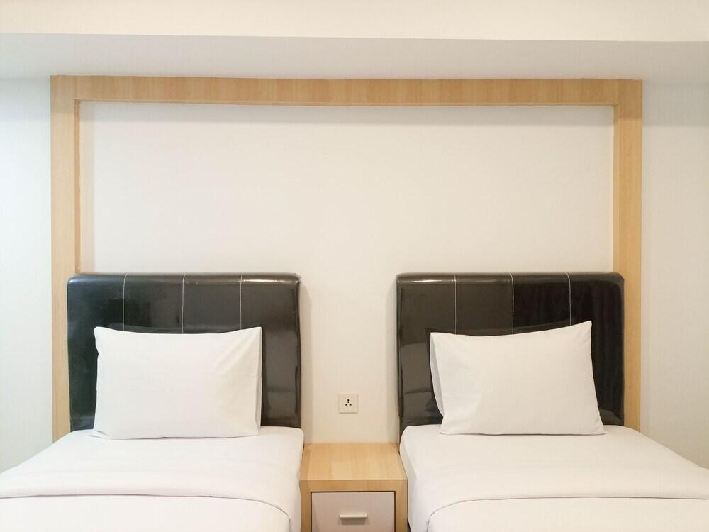 Comfy And Nice Studio At 27Th Floor De Prima Apartment — фото 3